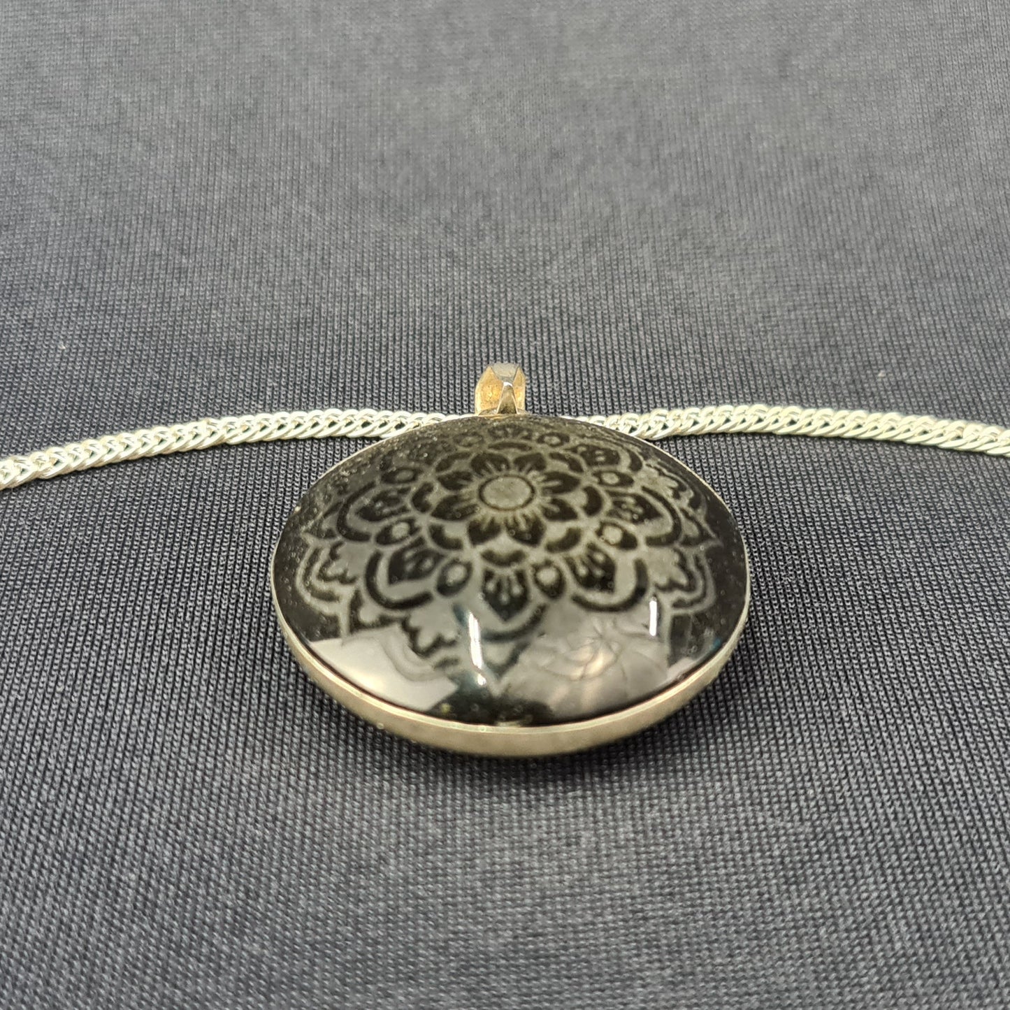 Obsidian handmade Mandala necklace / Collar Artesanal de Mandala en Obsidiana