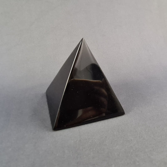 Obsidian handmade medium Pyramid / Piramide artesanal mediana de obsidiana