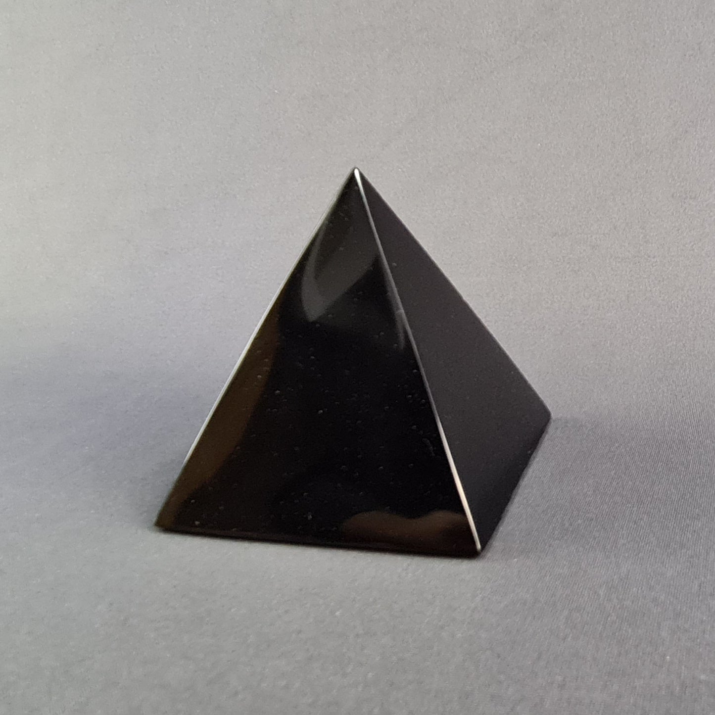 Obsidian handmade medium Pyramid / Piramide artesanal mediana de obsidiana