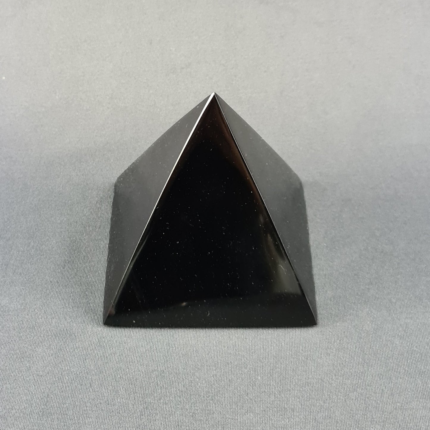 Obsidian handmade medium Pyramid / Piramide artesanal mediana de obsidiana