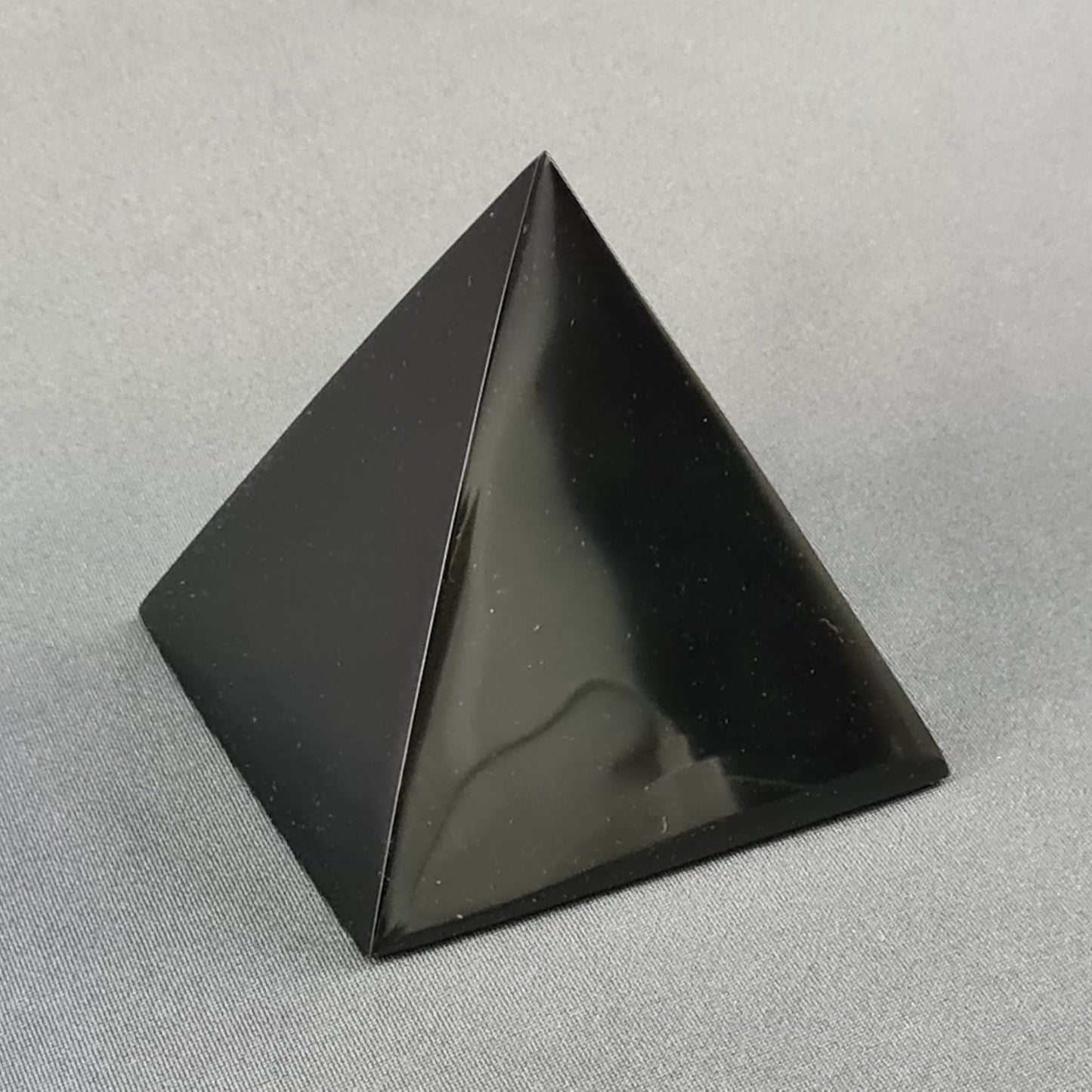 Obsidian handmade medium Pyramid / Piramide artesanal mediana de obsidiana
