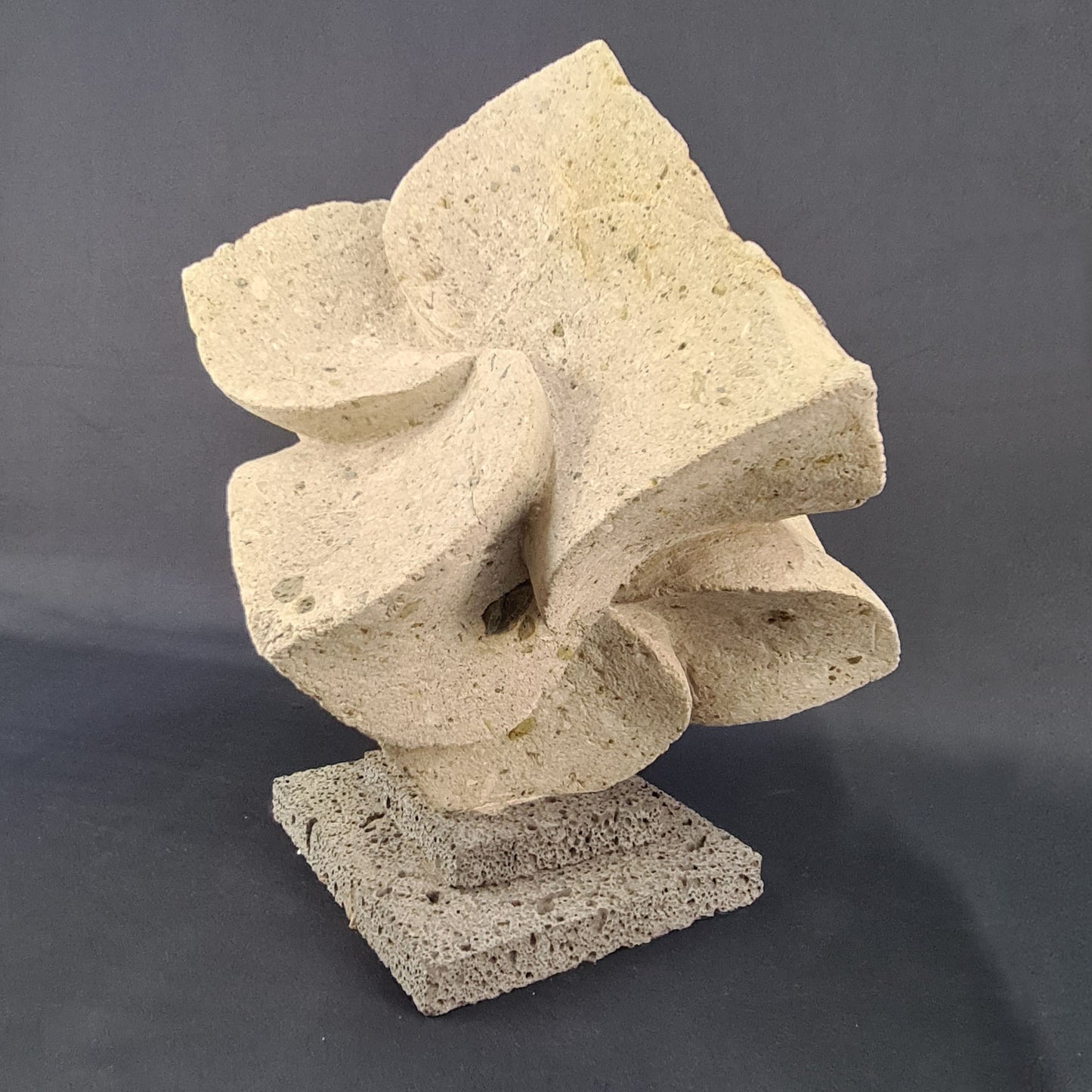 Quarry sculpture Cube / Escultura de cubo de cantera