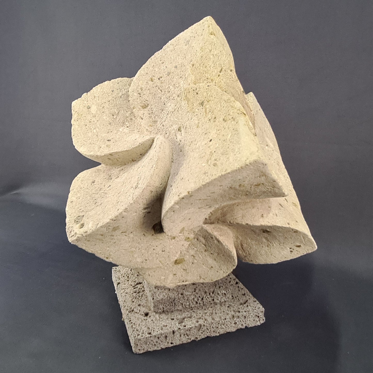 Quarry sculpture Cube / Escultura de cubo de cantera
