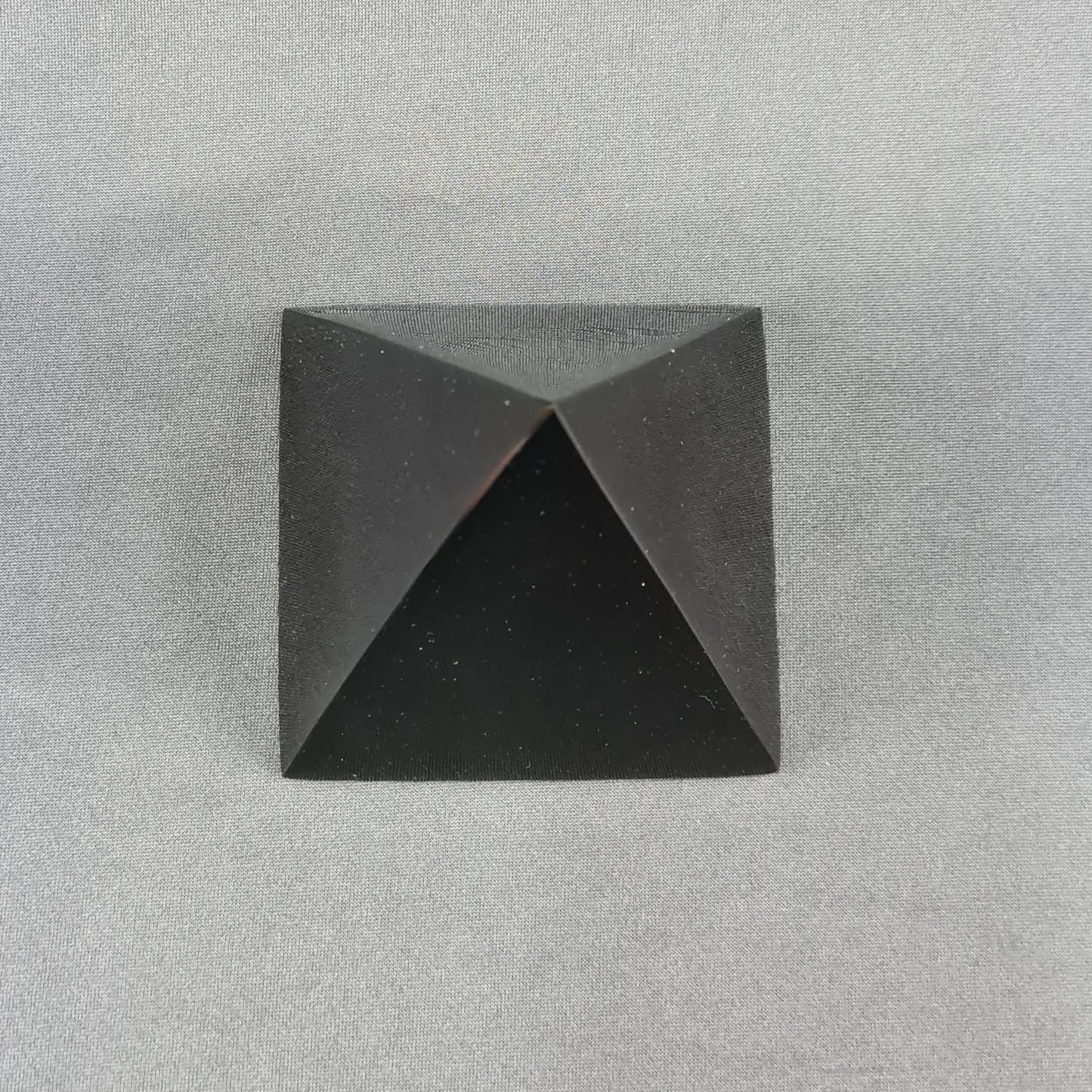 Obsidian handmade medium Pyramid / Piramide artesanal mediana de obsidiana