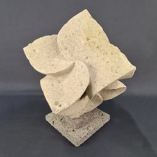 Quarry sculpture Cube / Escultura de cubo de cantera