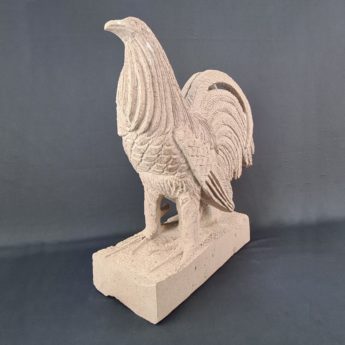 Rooster Quarry sculpture / Escultura de gallo de cantera