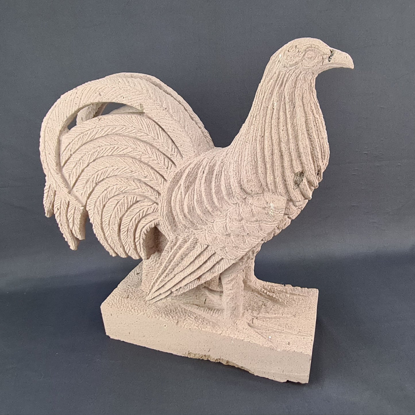 Rooster Quarry sculpture / Escultura de gallo de cantera